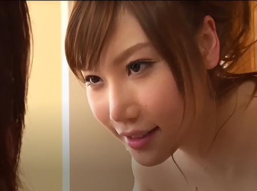 一個擁有大而裸露的乳房的美麗女孩，Nami Kami 的真棒他媽的